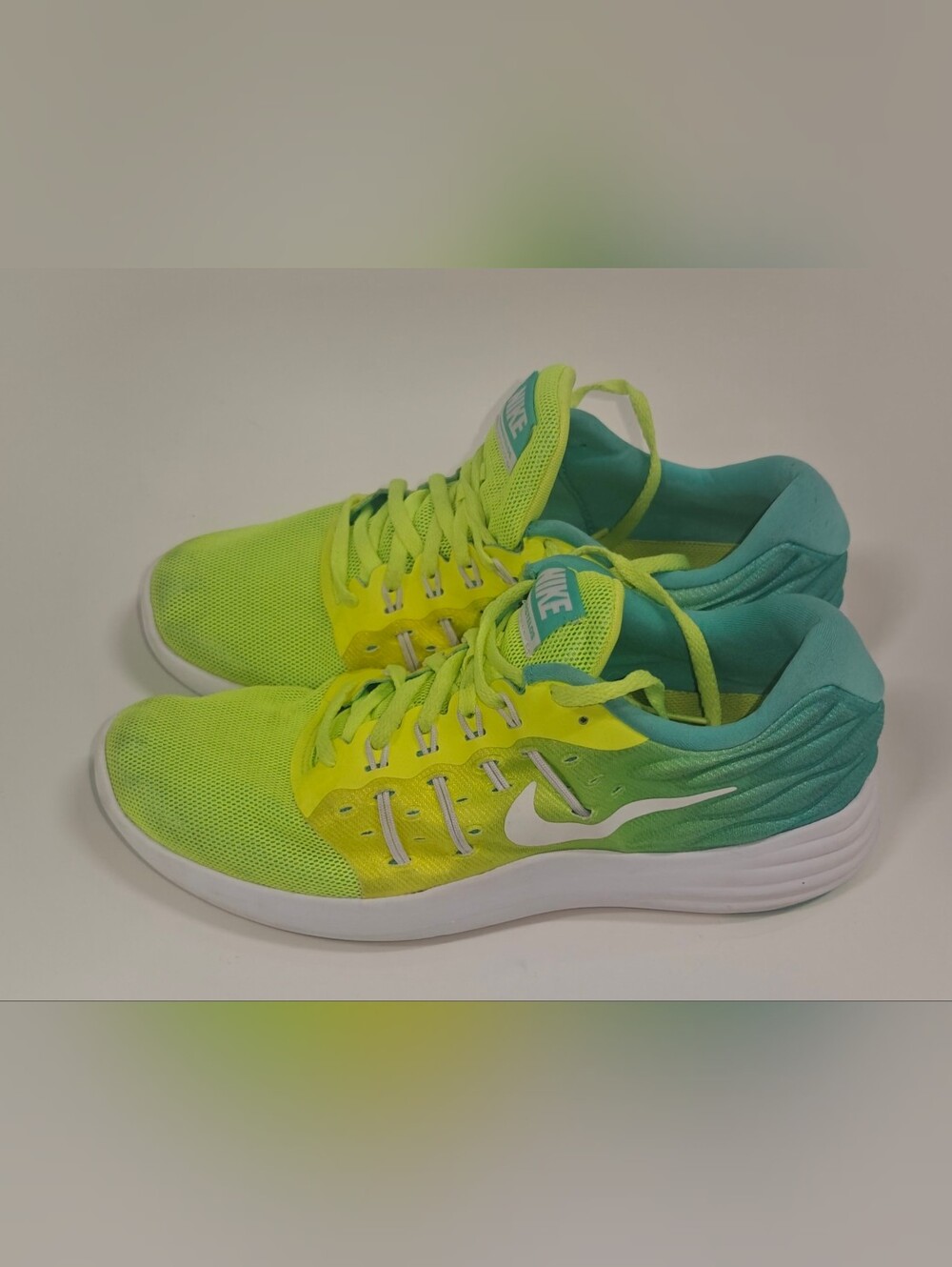 Nike Lunarstelos Women’s Running Shoes Size 9 Yellow Green Sneakers